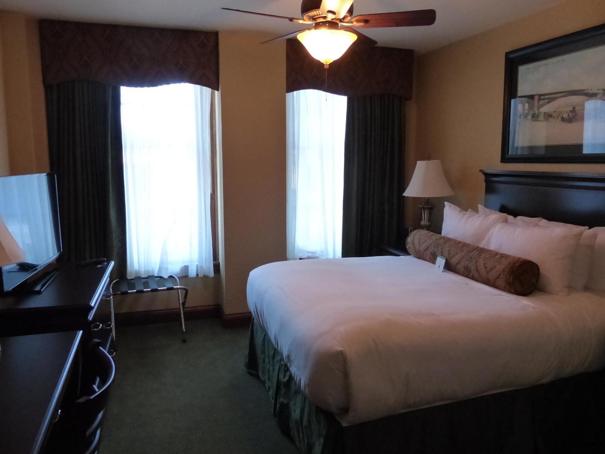 Deluxe Queen Room - Non-Smoking