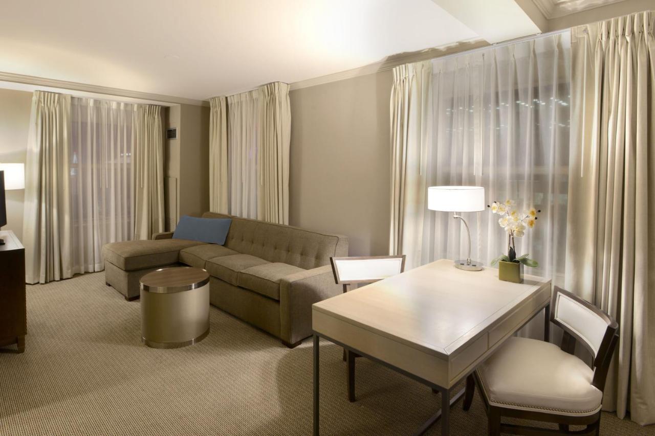 1 King Bed, Corner, Gateway Suite,1633693905:JPEG