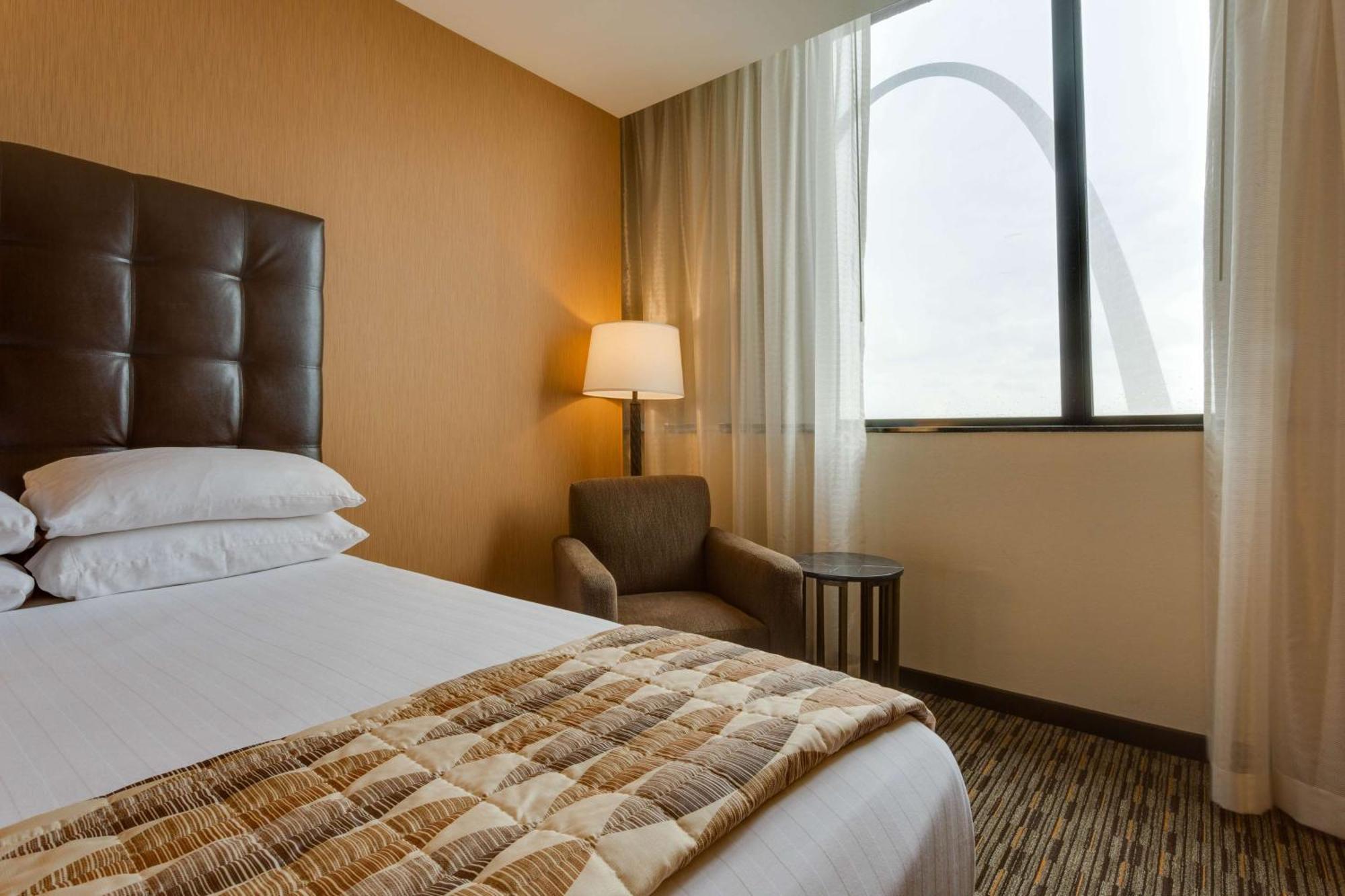 Superior King Bed Partial View Riverfront/Arch