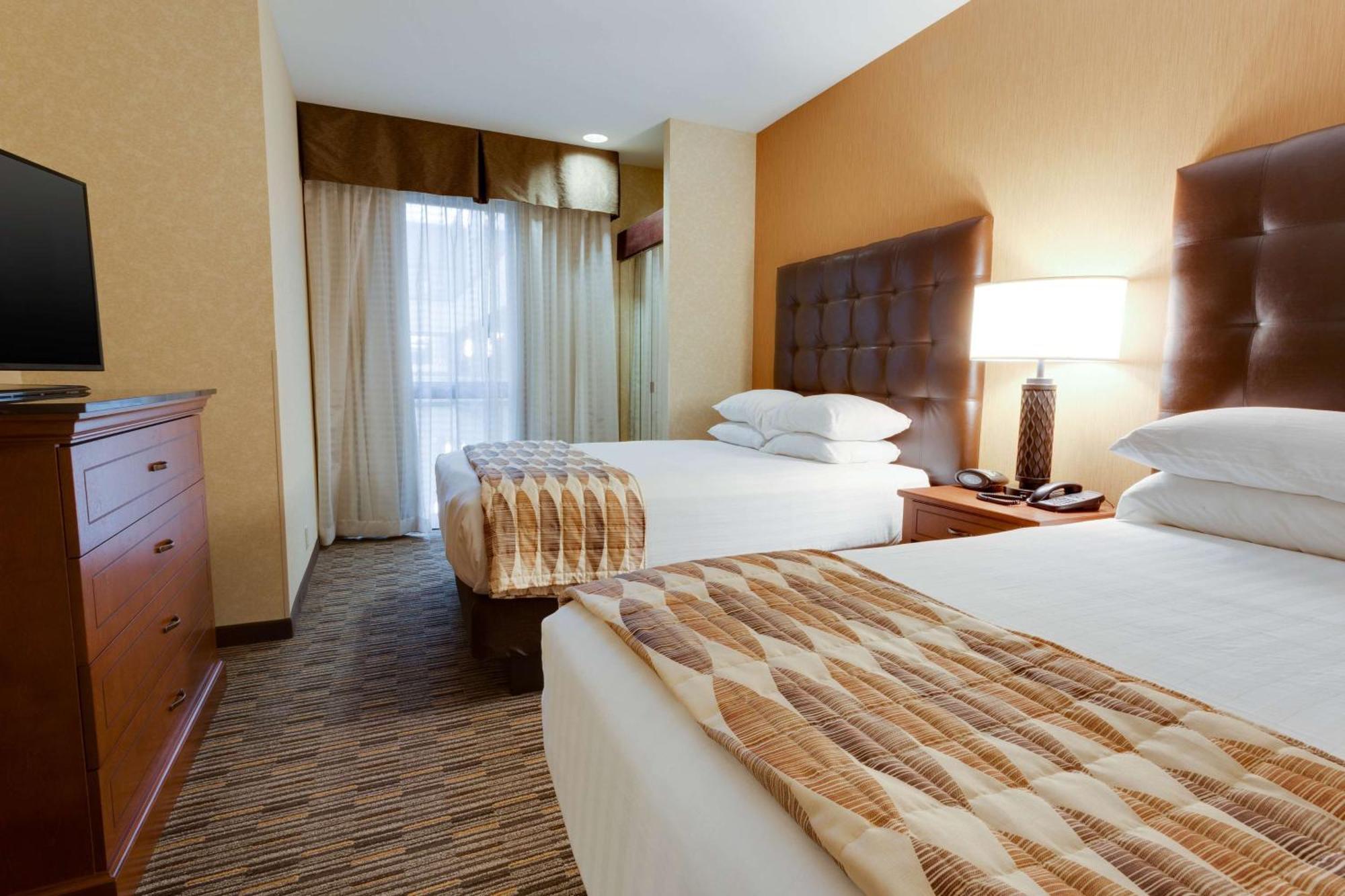 Queen Suite with Two Queen Beds and Sofa Bed – Accessible, Tub, Interior